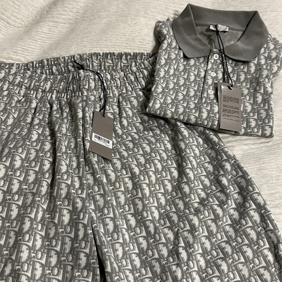 Set - Picture 2 of 3